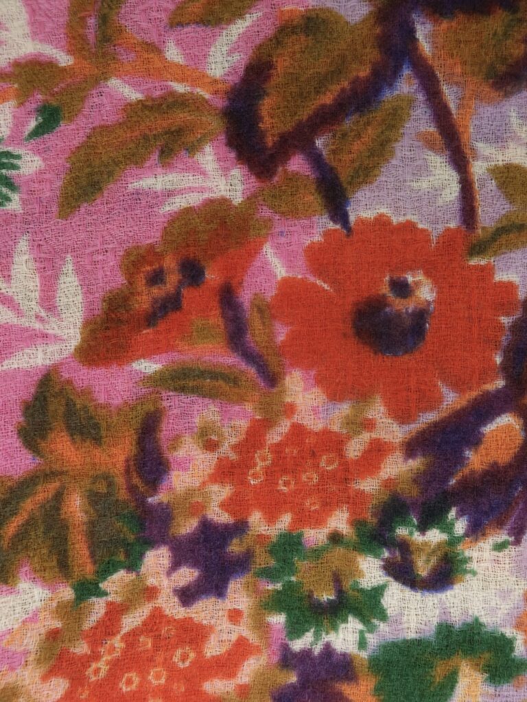 Kunstvoller Stoff mit Blumenabbildungen.