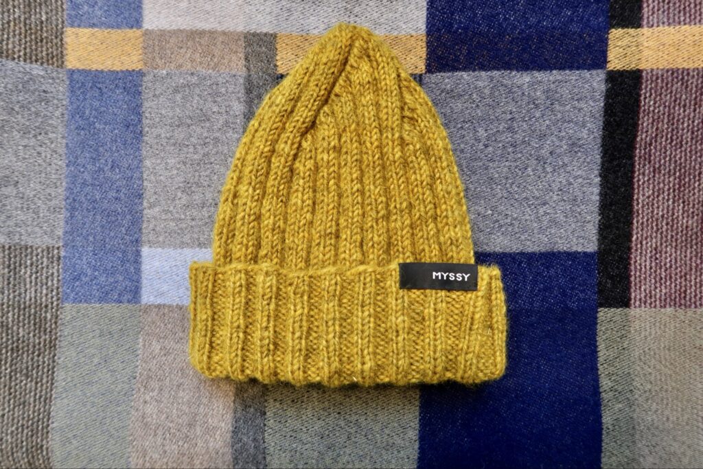 Eine gelbe Strickmütze von Myssy.