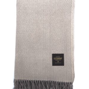 Feine Wolldecke von Mantas Ezcaray in hellgrau