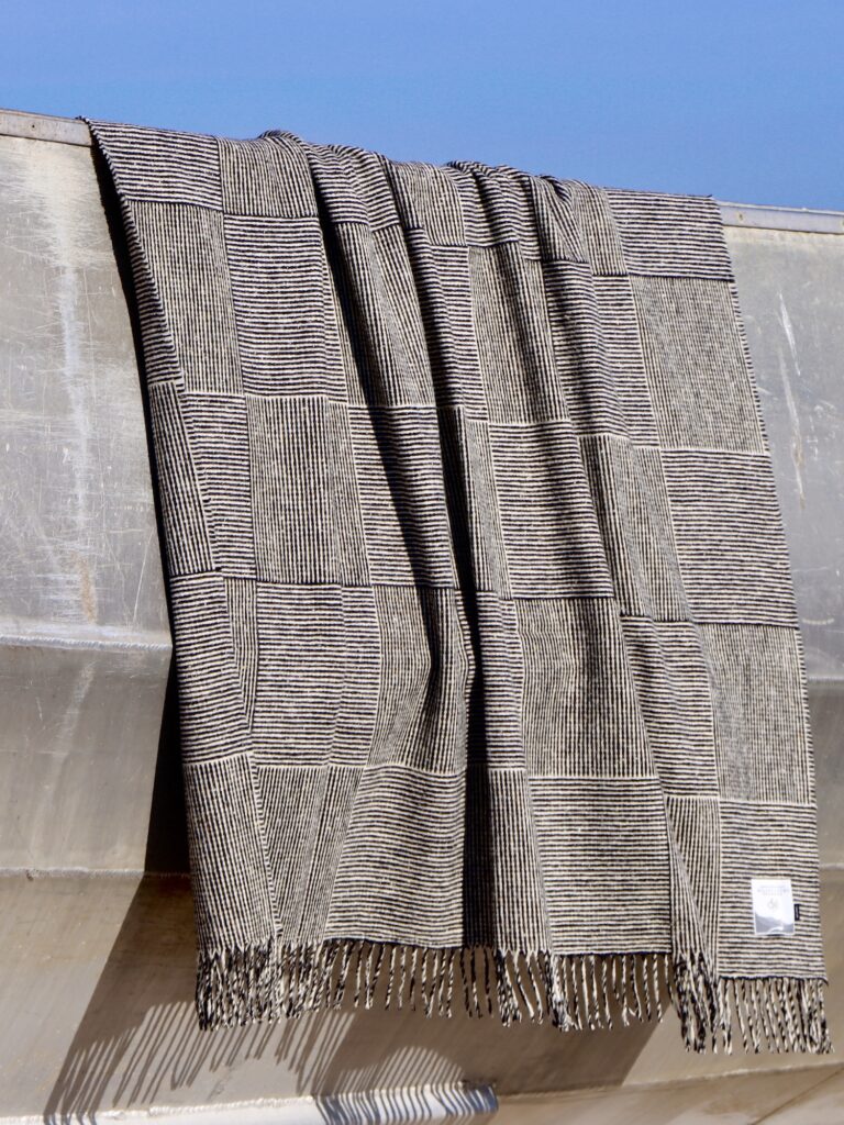 Molloy and Sons - Wolldecke Basket Throw