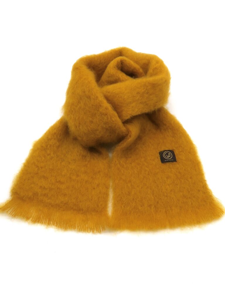 Goldgelber Schal aus Mohair mit weicher Haptik, ideal für kalte Tage