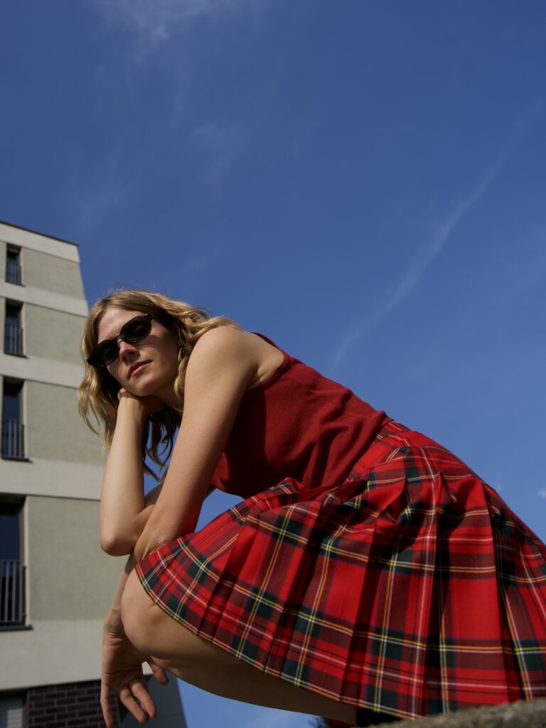 Model trägt kurzen Kilt in Royal Stewart Tartan