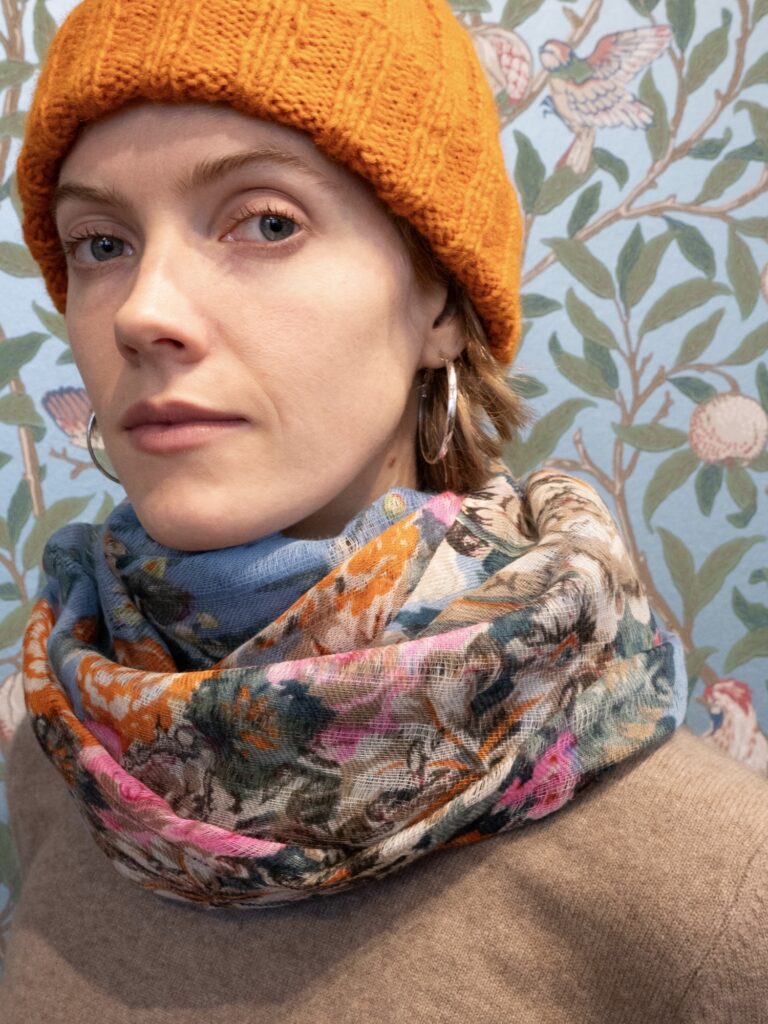 Antonia trägt das feine Wolltuch mit Blumen von Saxony Ducks