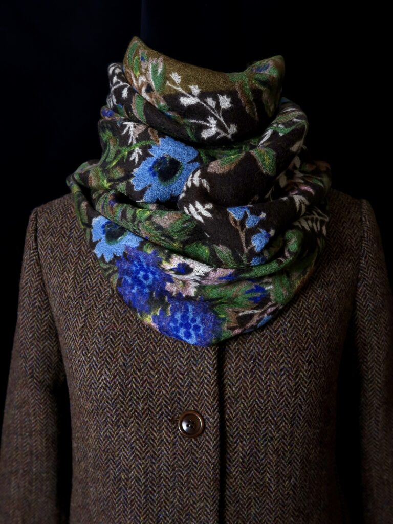 Harris Tweed und Blumen, Fleur von Épice Paris und Tweedjacke von Saxony Ducks