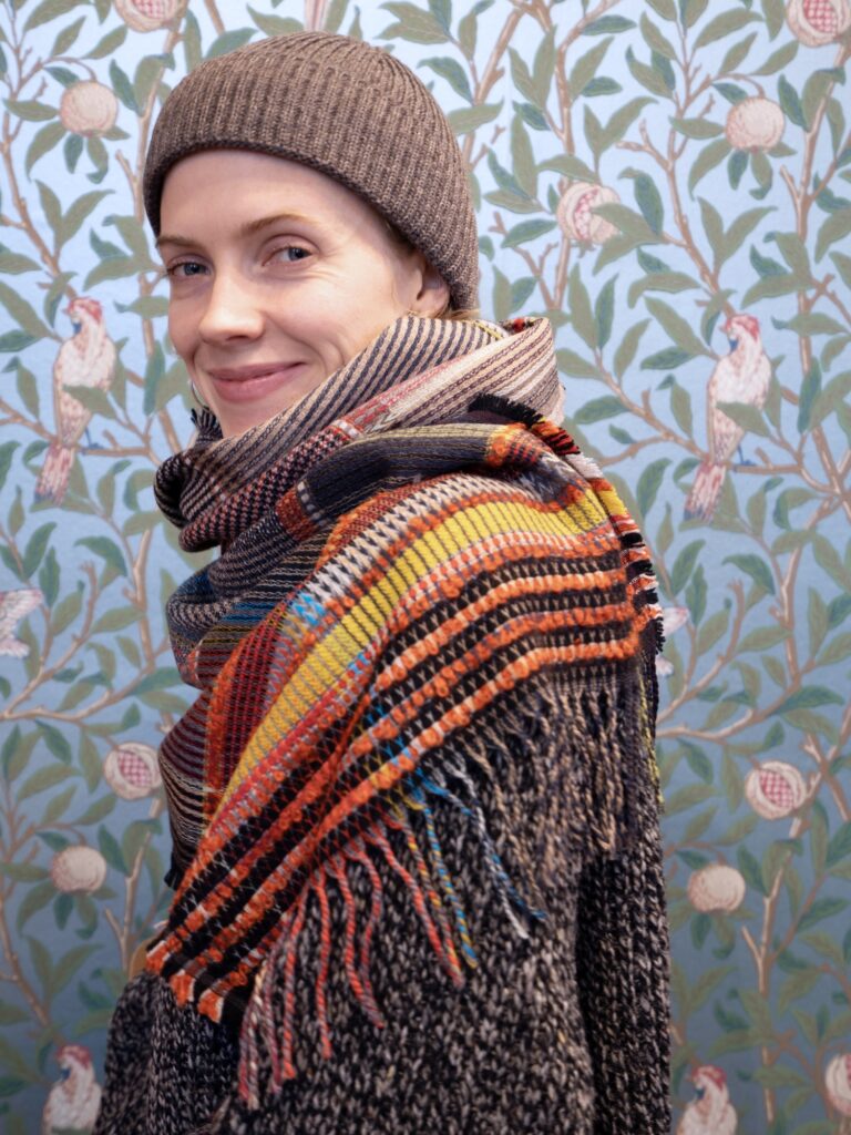 Antonia trägt das große Wolltuch mit Mohair von Wallace -Sewell London