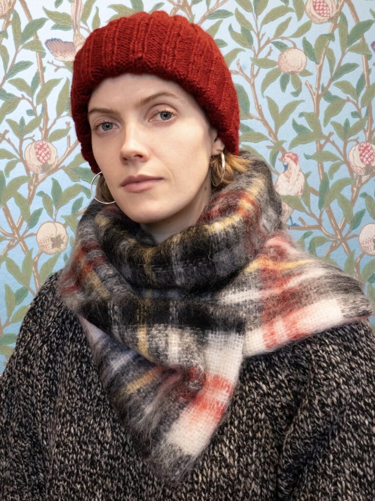Antonia trägt den kuscheligen Mohair-Schal von Saxony Ducks