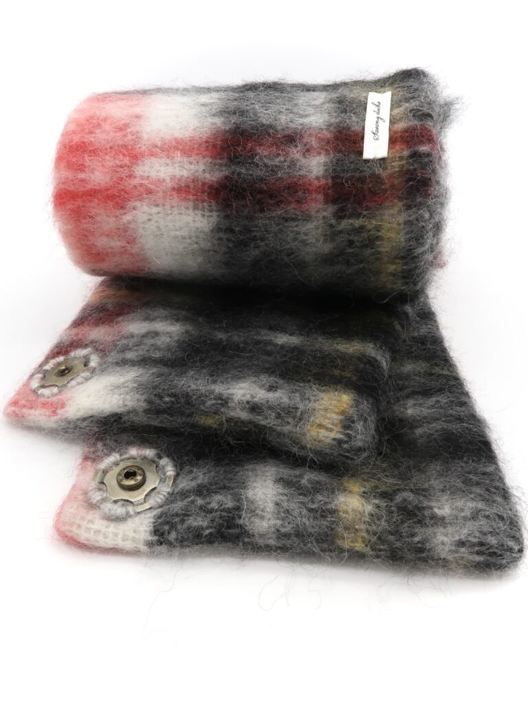Warmer Mohairschal mit Druckknopf in Tartan