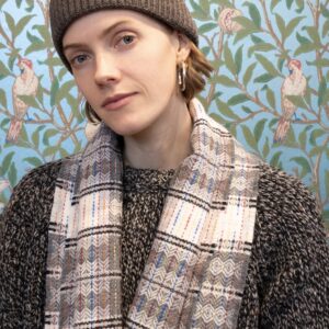 Antonia trägt den grauen Wollchal von Molloy & Sons