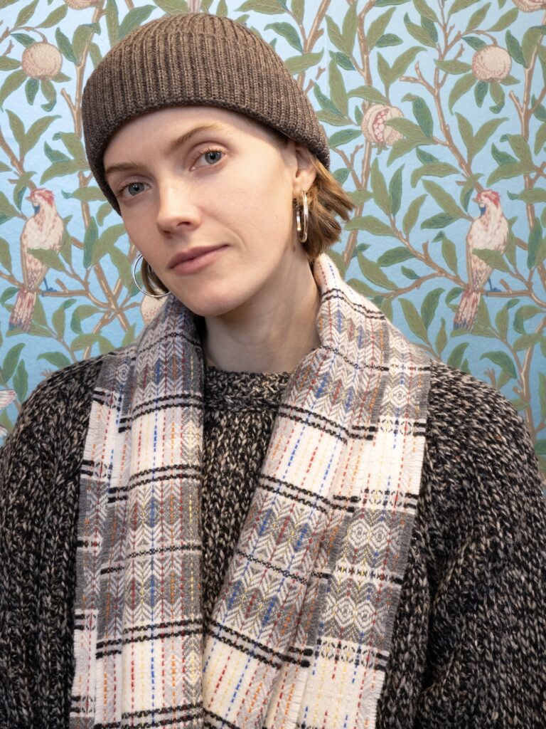 Antonia trägt den grauen Wollchal von Molloy & Sons