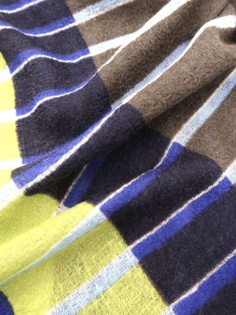 Detail Wolltuch mit farbigen Streifen