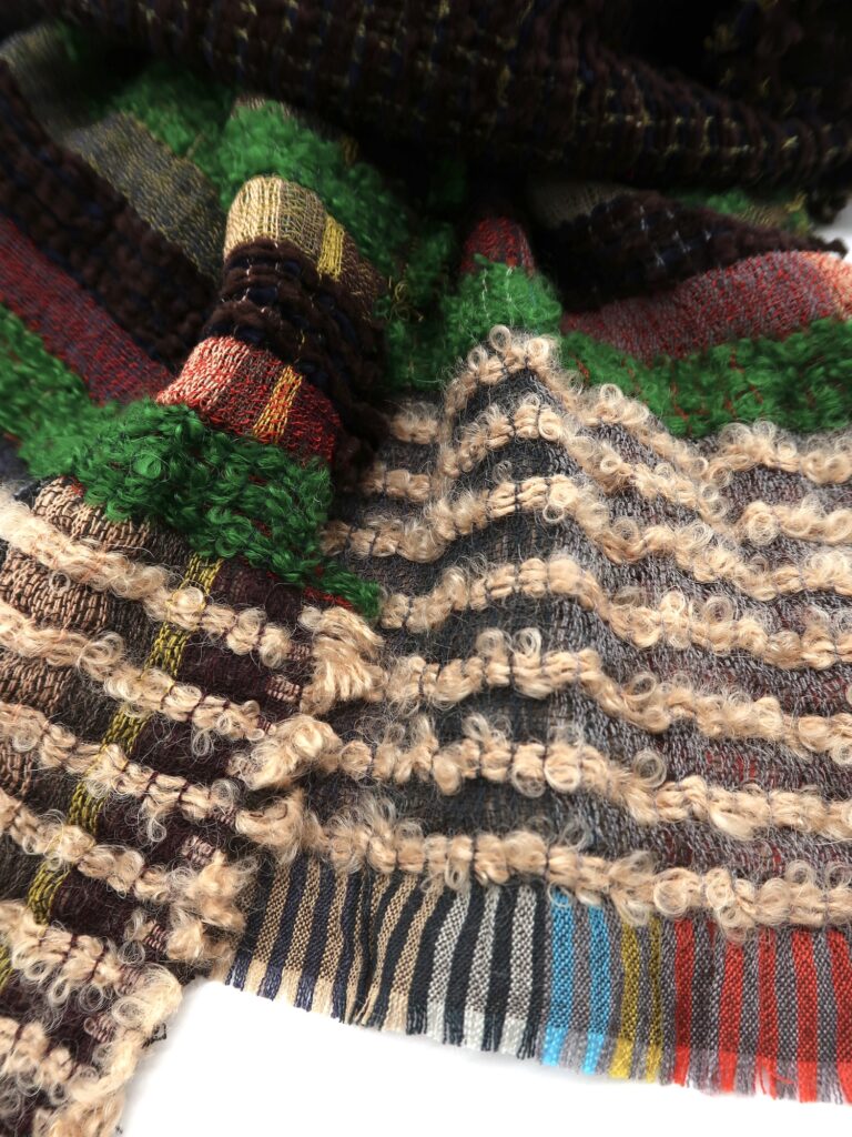 Detail Chenille-Schal von Wallace Sewell London mit grünen Mohair-Garnen
