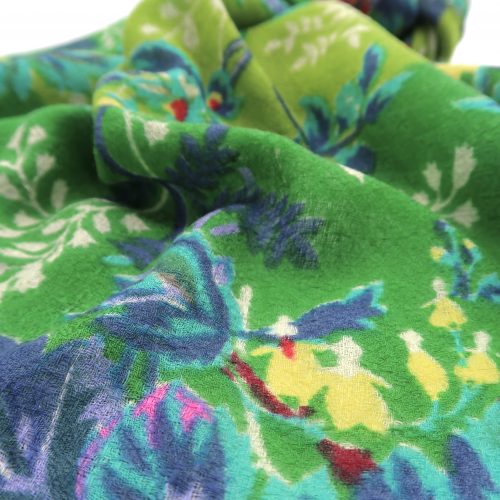 Detail Blüten auf Wolltuch in grün