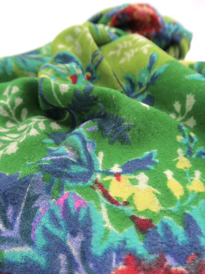 Detail Blüten auf Wolltuch in grün