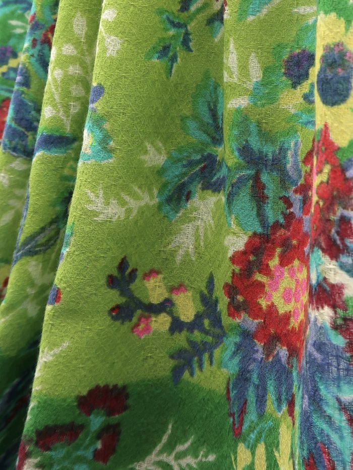 Detail Blüten auf Wolltuch in grün