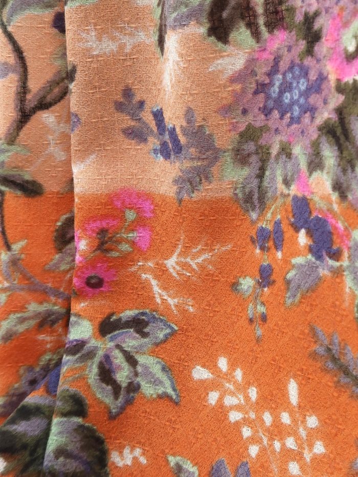 Detail Blüten auf Wolltuch in orange