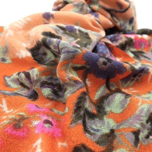 Detail Blüten auf Wolltuch in orange
