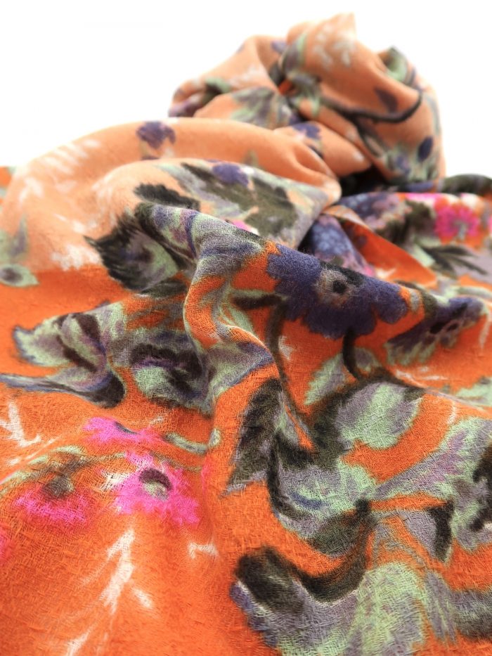 Detail Blüten auf Wolltuch in orange