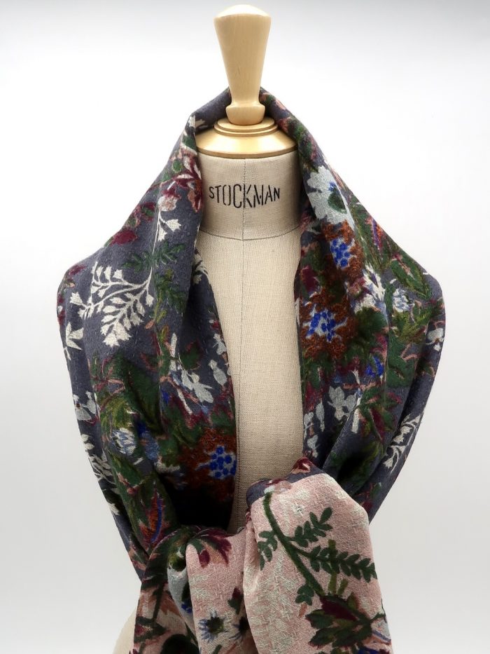 Große Wollstola mit Blumenmuster von Épice Paris in rosé und anthrazit