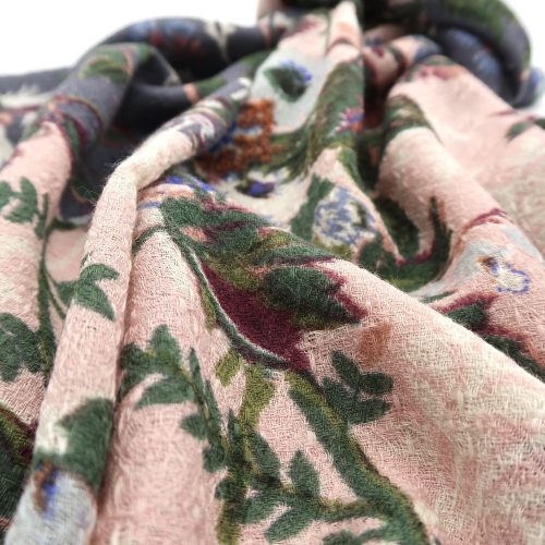 Detail Blüten auf Wolltuch in grau und rosé