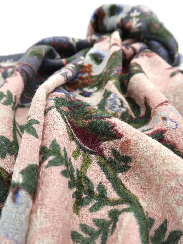 Detail Blüten auf Wolltuch in grau und rosé