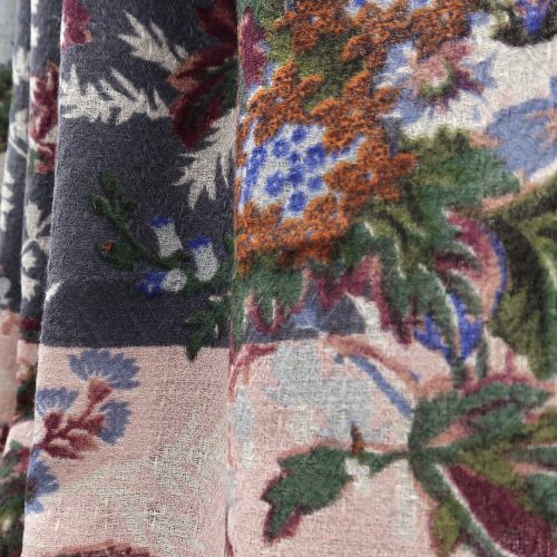 Detail Blüten auf Wolltuch in anthrazit und zartrosa
