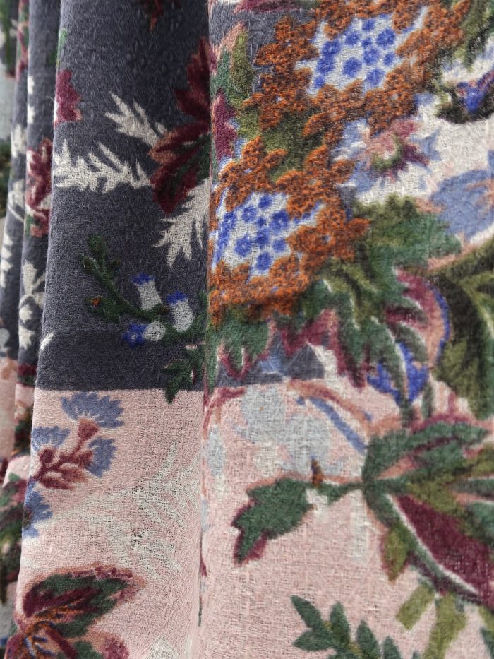 Detail Blüten auf Wolltuch in anthrazit und zartrosa