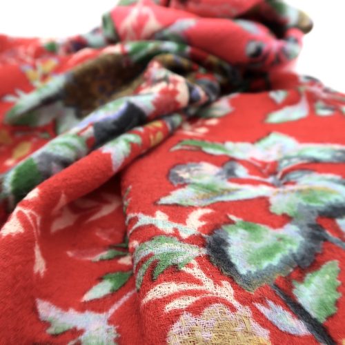 Wolltuch mit Blüten in rot