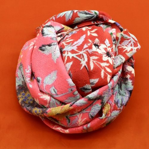 Großes Wolltuch mit Blumen von Épice Paris in rot und pink