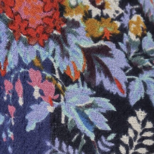 Blumenmuster-Detail auf Wolltuch in indigo von Épice Paris