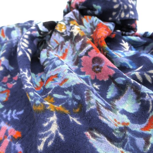 Detail Blüten auf Wolltuch in indigo