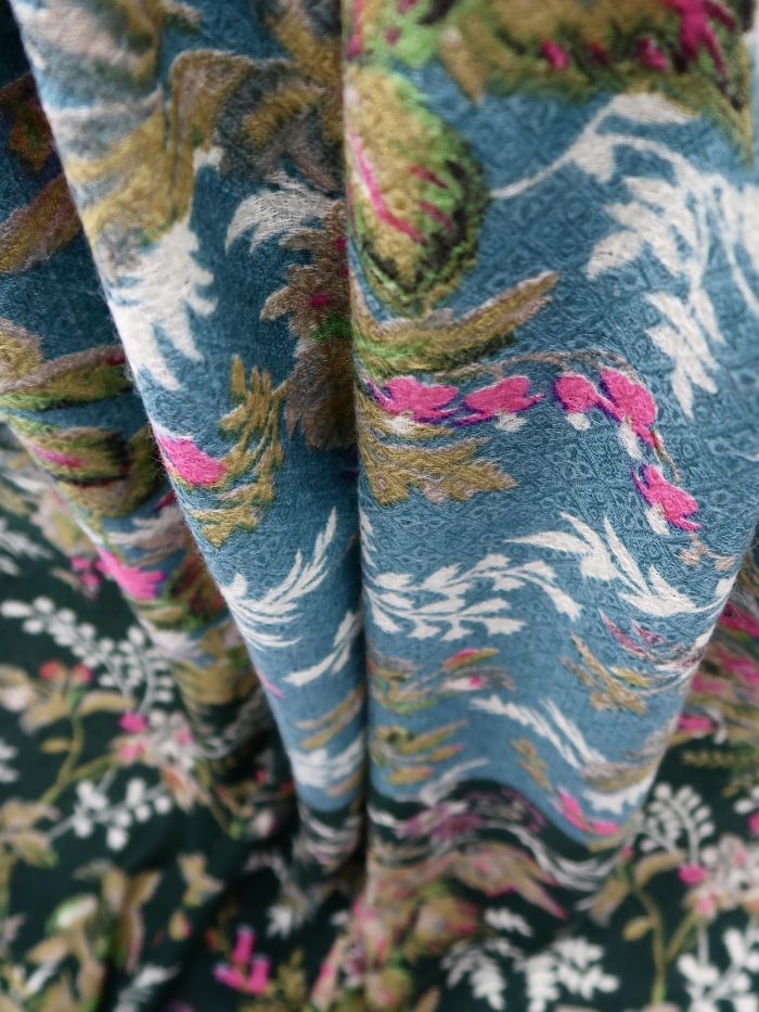 Detail Blüten auf Wolltuch in jadegrün