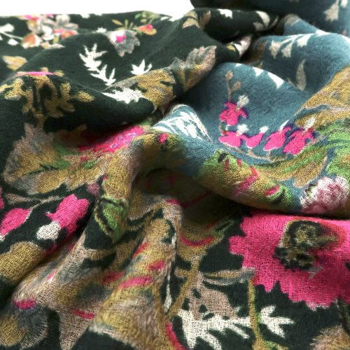 Detail Blüten auf Wolltuch in jadegrün