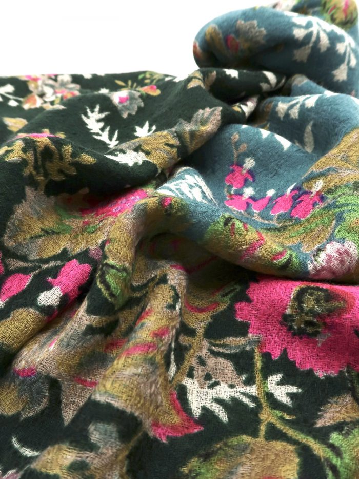 Detail Blüten auf Wolltuch in jadegrün