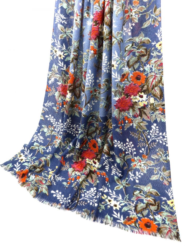 Feines Wolltuch mit Blumendekor in jeansblau