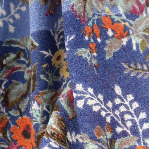 Detail Blüten auf Wolltuch in jeansblau