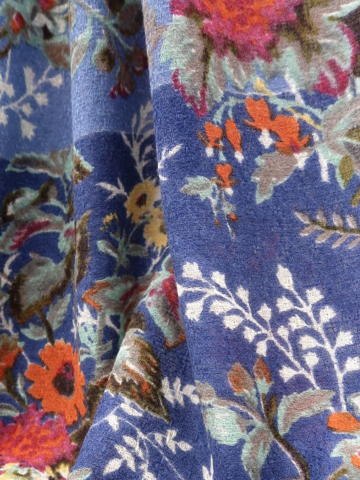 Detail Blüten auf Wolltuch in jeansblau