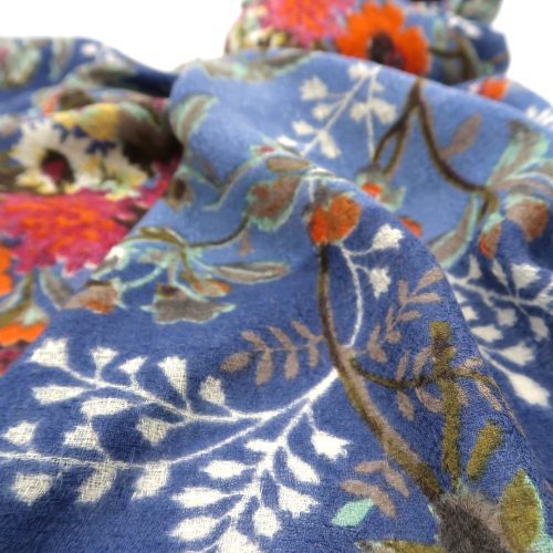 Detail Blüten auf Wolltuch in jeansblau