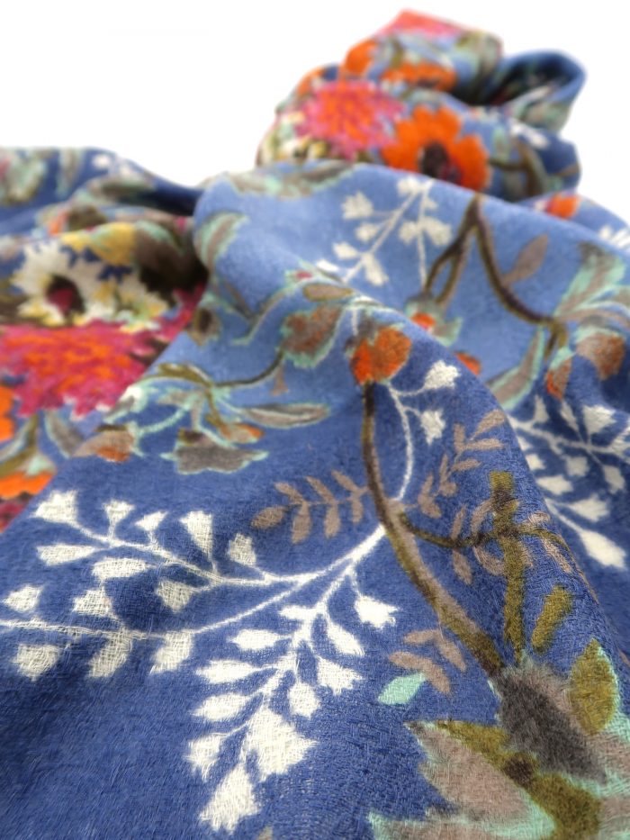 Detail Blüten auf Wolltuch in jeansblau