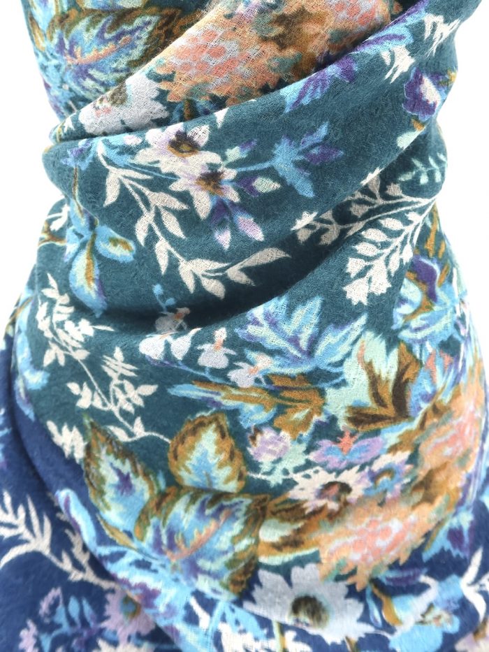 Tuch in Wolle mit Blumenmuster Fleur auf in ozeanblau