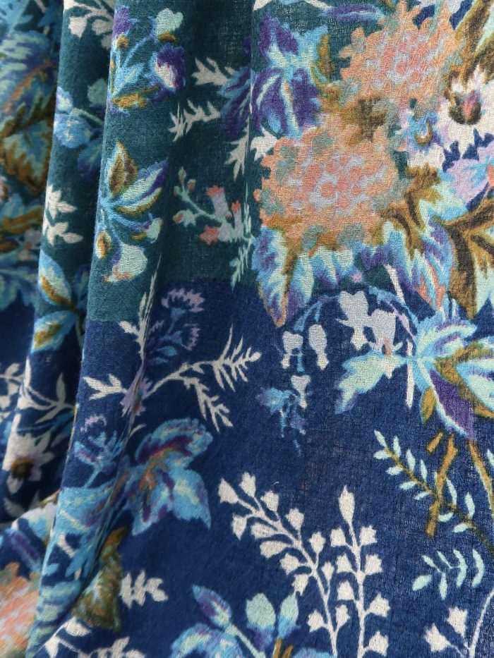 Detail Blüten auf Wolltuch in ozeanblau