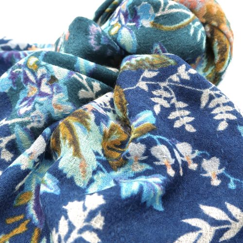 Detail des Blumentuches in 100% Wolle in ozeanblau