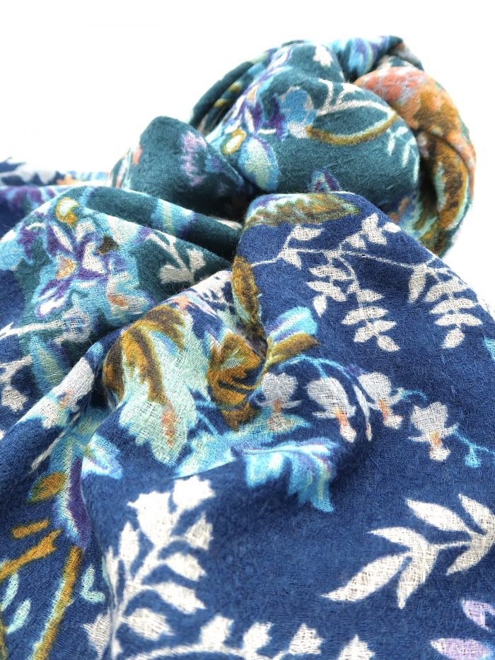 Detail des Blumentuches in 100% Wolle in ozeanblau