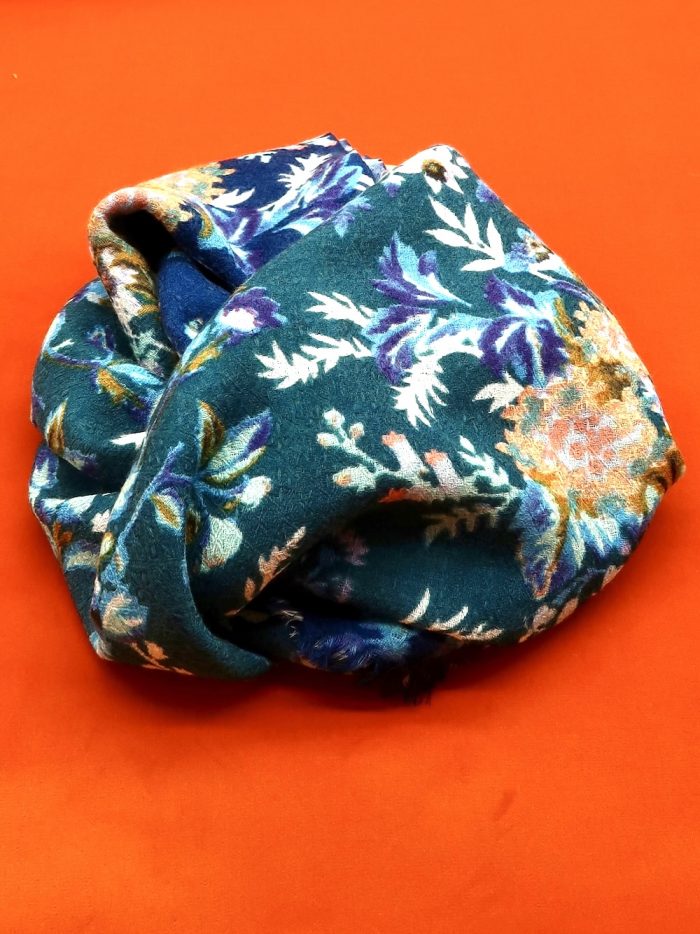 Detail Blüten auf Wolltuch in ozeanblau