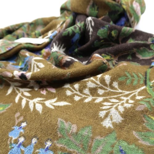 Detail Blüten auf Wolltuch in olivgrün