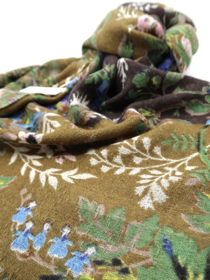 Detail Blüten auf Wolltuch in olivgrün