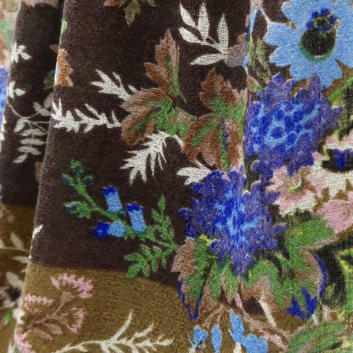 Detail Blüten auf Wolltuch in olivgrün