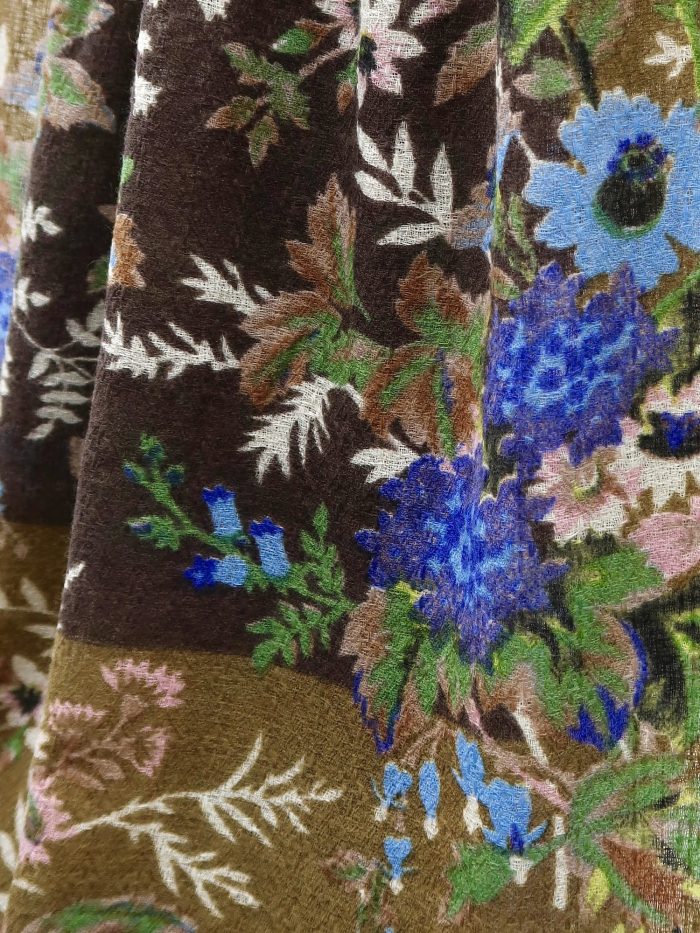 Detail Blüten auf Wolltuch in olivgrün