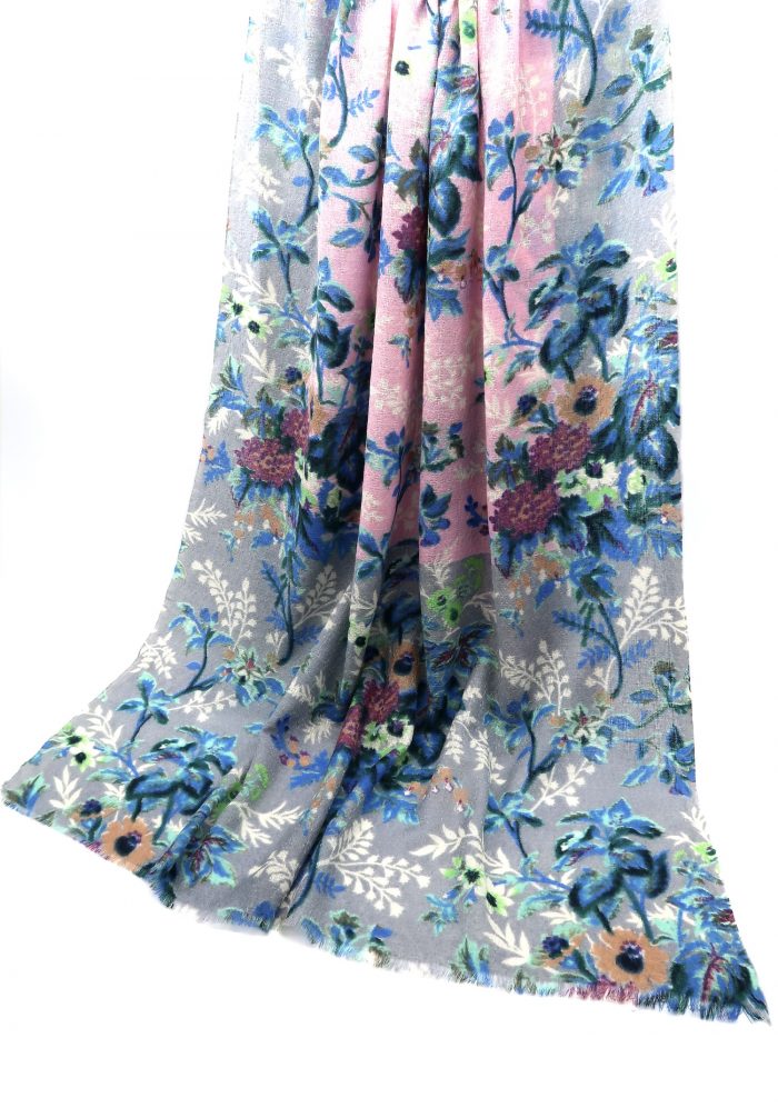 Wolltuch mit Blumenmuster in hellgrau und rosa