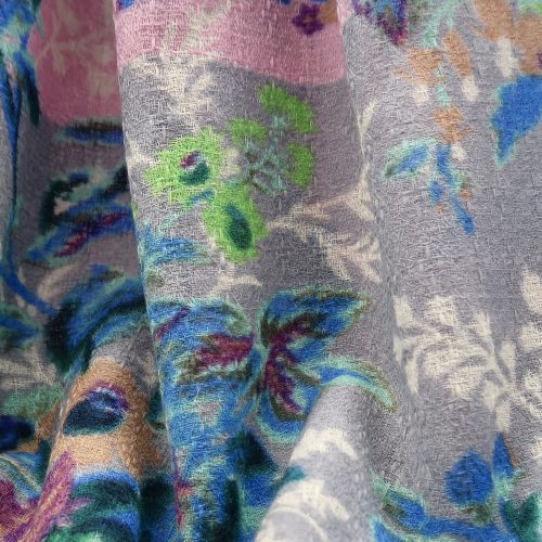 Detail Blüten auf Wolltuch in hellgrau und rosa