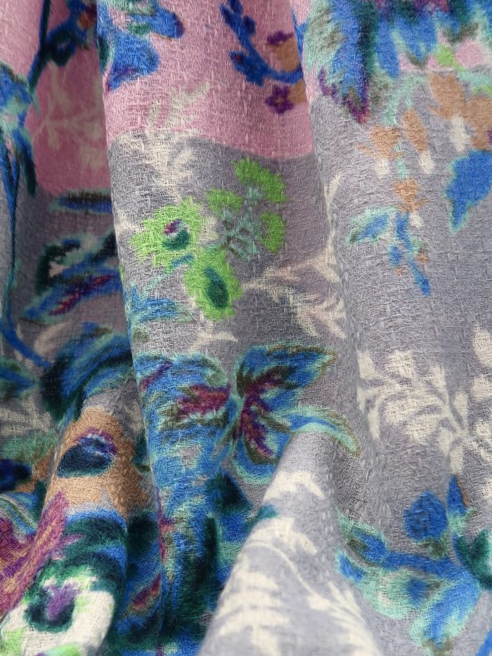 Detail Blüten auf Wolltuch in hellgrau und rosa